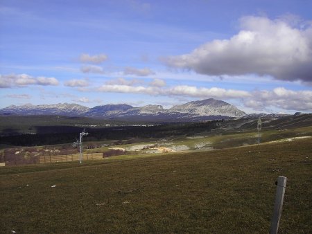 Au-dessus des pistes de ski du Col de Rousset