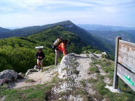 Sur la crête pas loin du Puy de la Gagère, on aperçois le But Saint-Genix et le Col de Vassieux