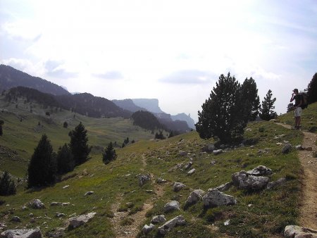 La combe orientée sud-ouest, avec le Rocher de Plautret dominant la Dent de Die