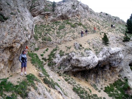 Long passage câblé au-dessus de ravines raides