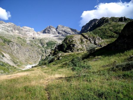 Replat le Seylas, donnant accés au Vallon de Buchardet.