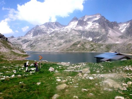 L’arrivée au bord du lac de Cos, pour le Col des Sept Laux.