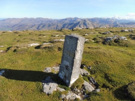 Puis on continue la randonnée passant près de la borne frontière.