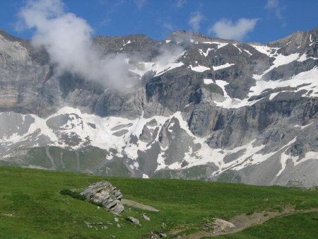 Zoom sur les 2 rochers pointus des Deux Sœurs, juste sous les Pics de Troumouse et de Serre Mourène.