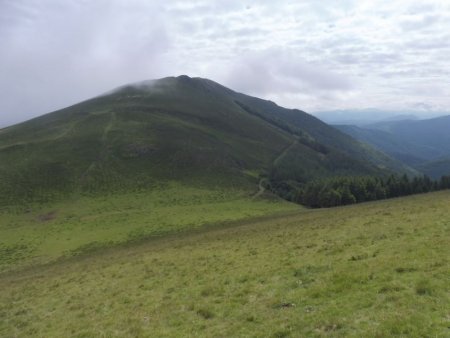 Suivra la descente au collet qui suit. En face, le Txangoa, le sommet principal de notre randonnée.