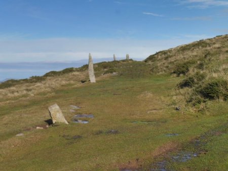 On passera près du vieux chemin moyen-âgeux bordé de menhirs.