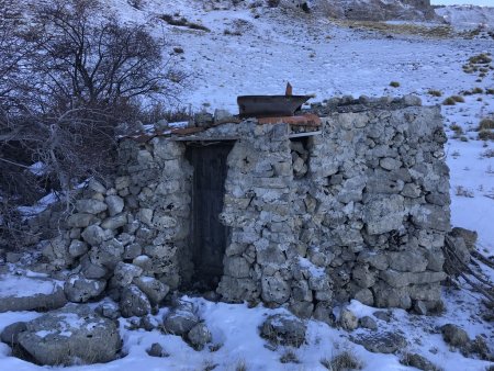 Cabane non répertoriée sous le Petit Mourre