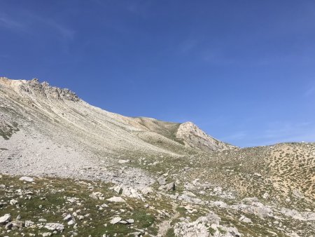 Le grand cirque à traverser, à Gauche le sommet