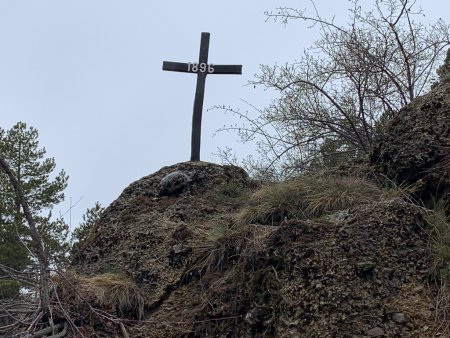 Sur la piste, en mémoire au décès d’une jeune femme.