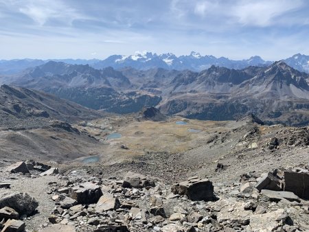 Les Lacs de Gardioles et au fond les Ecrins.