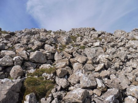 De gros blocs rocheux que l’on va contourner.