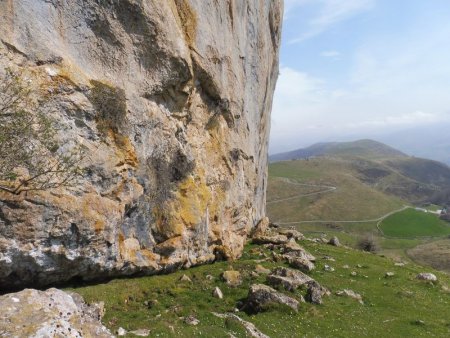 A présent, cheminement plat au pied des falaises Est.