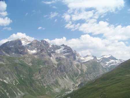 La chaine de la Tsanteleina à la Galise avec les gorges du Malpasset, vue depuis la route du col de l’Iseran.