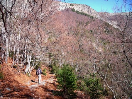 Sur le sentier du Col de Vaunières en direction du hameau