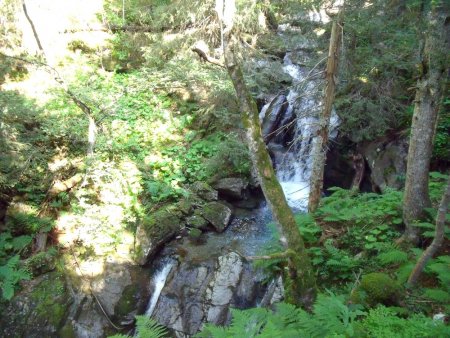 Une des nombreuses petites cascades sur le Vaunoire