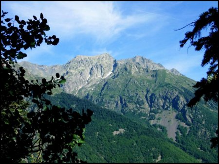 Par une trouée de la forêt, regard sur la Tête de l’Ermitat et le Rocher du Lac.