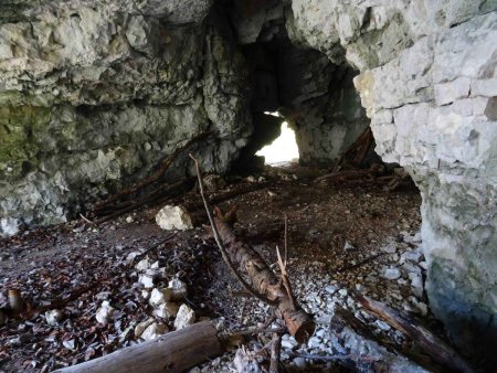 Depuis la salle : l’entrée secondaire, vers l’arrière, qui demande de s’accroupir