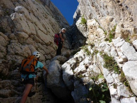 Dans la partie étroite, et d’escalade, du couloir