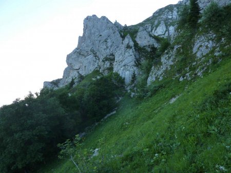 Arrivée sous la Dent, et au pied du «dégueuloir», à la fin de la montée depuis la selle herbeuse 1526 m