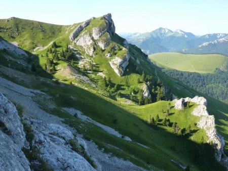 Sur la droite, au pied de la face ouest, ce que j’ai désigné comme «la cuvette»