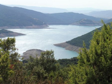 Le lac d’Itoiz et son barrage sont devant nous.