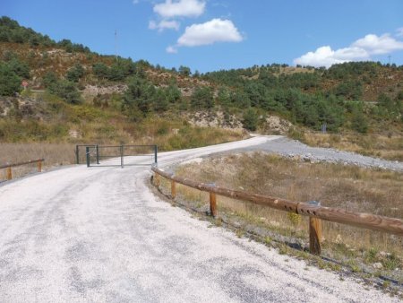 On remonte la piste d’accès au barrage (vers l’ouest).