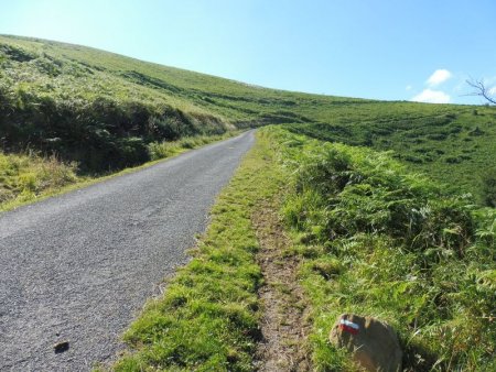 Après avoir coupé 2 lacets, il faut suivre la petite route sur une centaine de mètres.