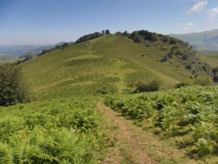 Puis c’est la descente vers le collet entre les 2 sommets.