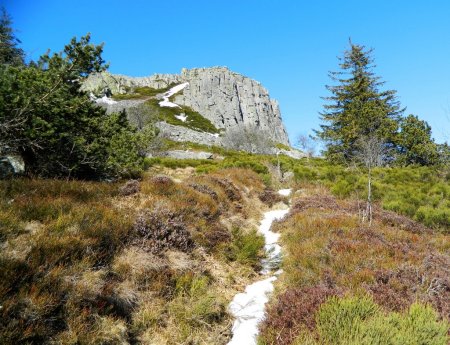 ...qui mène au pied du site d’escalade.