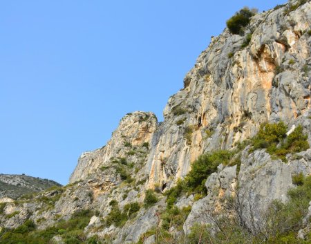 Le sentier s’insinue entre de belles falaises de calcaire