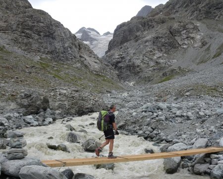 On traverse le Torrent du Vénéon pour entamer la raide montée vers le Refuge de la Pilatte