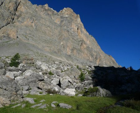  	Un à-pic impressionnant !