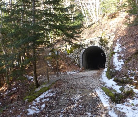 Tunnel interdit par sécurité une déviation mise en place par la gauche