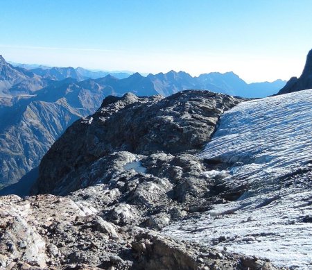La fin du glacier avec l’Aiguille de Morges (2986 m) et le Pic de Parières (3078 m)